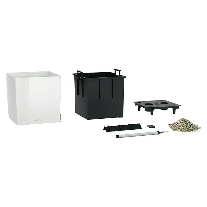 Lechuza Cube Pflanzkübel eckig Premium - Außenmaß (L x B x H): 49 x 49 x 49,5 cm, Kunststoff, Weiß - Das Bild zeigt einen Lechuza Classico 43 LS Pflanzkübel in Weiß, zusammen mit einem schwarzen Pflanzeinsatz, einem Bewässerungsset und Blähton.