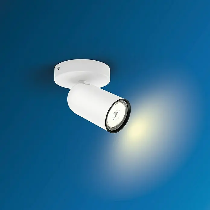 Philips Foco de pared Pongee - 10 W, L x An x Al: 8,2 x 13,8 x 10 cm, Blanco, GU10 - Foco de techo blanco con cabezal ajustable, que emite un haz de luz cálida y enfocada sobre una superficie azul. Ideal para resaltar detalles.