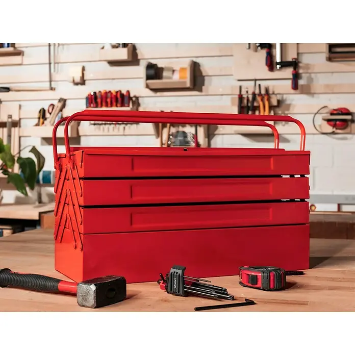 BAUHAUS Caja para herramientas - L x An x Al: 20 x 53 x 25 cm - Primer plano de una caja de herramientas roja con herramientas como un martillo, una llave Allen y una cinta métrica sobre una superficie de madera.