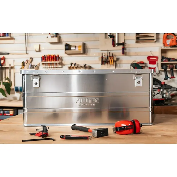 Alutec München Aufbewahrungs- & Transportbox Classic 142 - L x B x H: 895 x 495 x 375 mm, 142 l, Aluminium - Werkzeugkiste von Alutec München mit Werkzeugen. Ideal für Handwerker und Heimwerker zur Aufbewahrung und zum Transport von Werkzeugen.