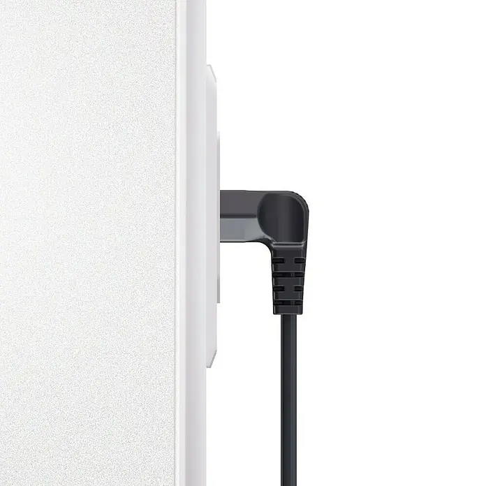 Hama Netzkabel 90° gewinkelt Doppelnut C7 - Weiß/Schwarz, Länge: 1,5 m, Eurostecker, 2,5 A - Nahaufnahme eines Winkelsteckers, der in einer weißen Steckdose steckt, mit einem schwarzen Kabel, das herunterhängt.