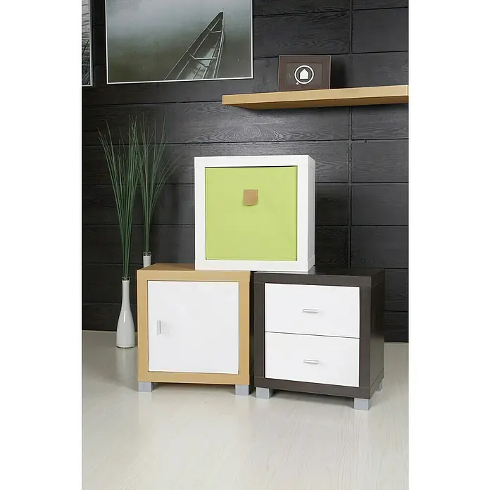 Phönix Aufbewahrungsbox Stor It - L x B x H: 34 x 34 x 34 cm, Kunststoff, Grün - Helle Holzkommode, Nachtschrank mit Schubladen und ein grüner Würfel mit Rahmen, die einen funktionalen und modernen Akzent setzen.