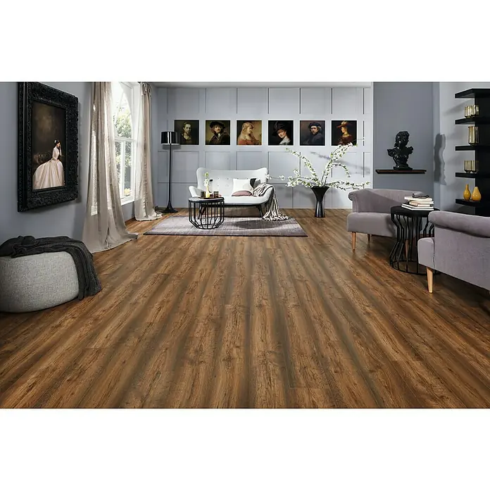 LOGOCLIC Edition Laminat Family Ascoli1.285 x 192 x 7 mm, Landhausdiele, Ascoli - Diese Aufnahme zeigt einen Bodenbelag aus braunem Laminat mit einer realistischen Holzstruktur in einem elegant eingerichteten Wohnzimmer.