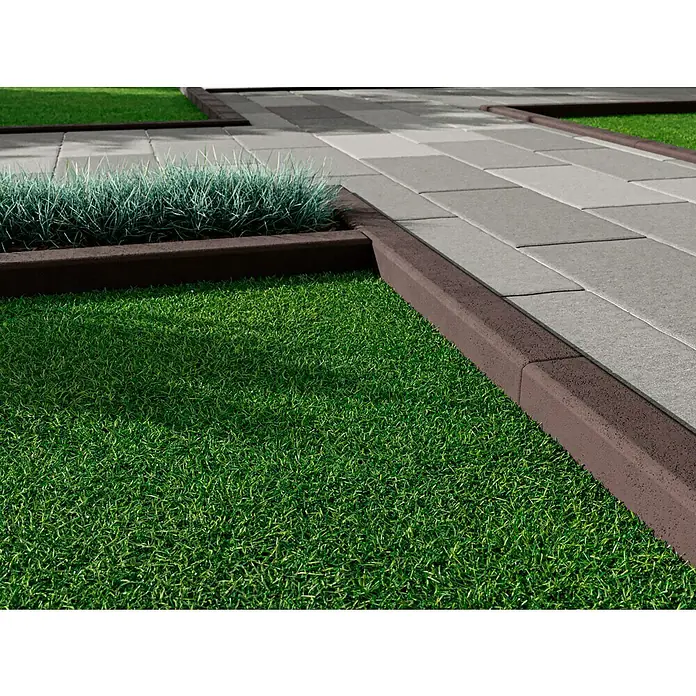 EHL Tiefbordstein - 100 x 25 x 8 cm, Grau, Beton - Rasenkante aus braunem Betonstein neben einem gepflasterten Weg mit grüner Rasenfläche und Zierpflanzen.