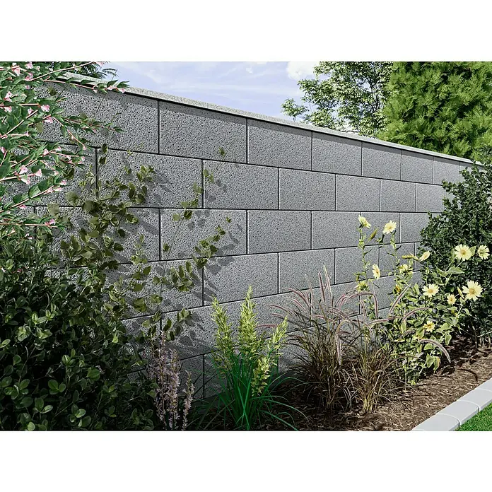 EHL Planomur Mauerstein Normalstein - Grau, 50 x 25 x 20 cm, Beton - Gartenmauer aus grauen Betonsteinen mit üppiger Bepflanzung. Die Mauer bietet Privatsphäre und fügt sich nahtlos in die grüne Umgebung ein.