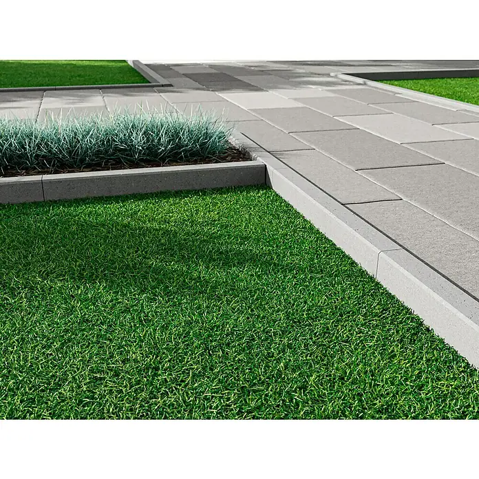 EHL Rasenkante C - 100 x 6 x 25 cm, Grau, Beton - Nahaufnahme von Rasenkantensteinen, die einen gepflasterten Weg und einen Rasenbereich begrenzen. Sorgfältige Gartengestaltung für ein sauberes Erscheinungsbild.
