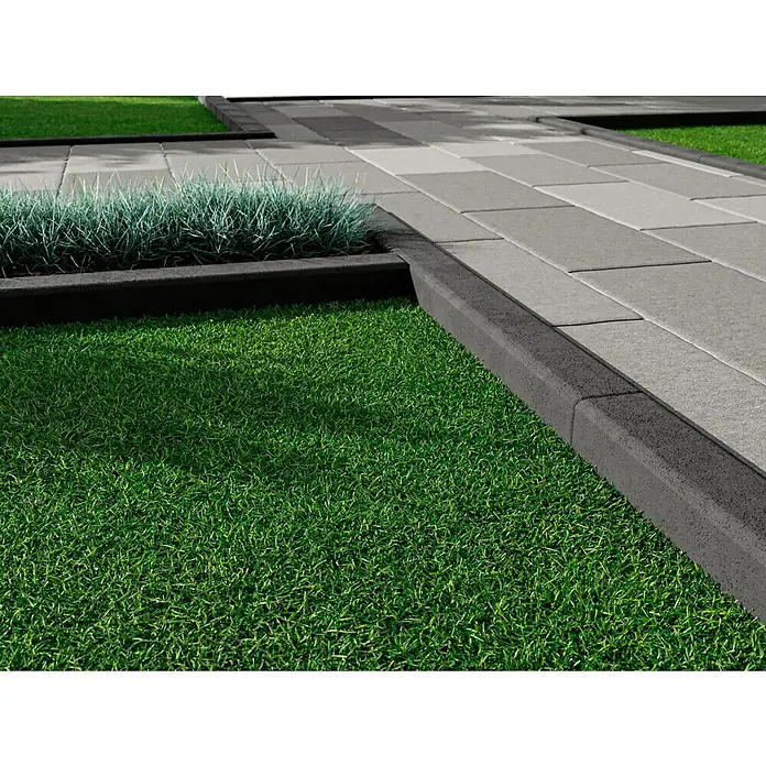 EHL Tiefbordstein - 100 x 25 x 8 cm, Anthrazit - Nahaufnahme eines gepflasterten Weges mit Rasenkantensteinen und Grasflächen. Ideal für Garten- und Landschaftsbauprojekte.
