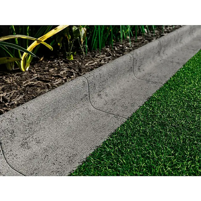 Christoph Mähstein Mährandstein - 25 x 18,5 x 12 cm, Grau, Beton - Nahaufnahme einer grauen Gartenbordüre, die Rasen und Pflaster trennt und eine stilvolle Landschaftsgestaltung ermöglicht.