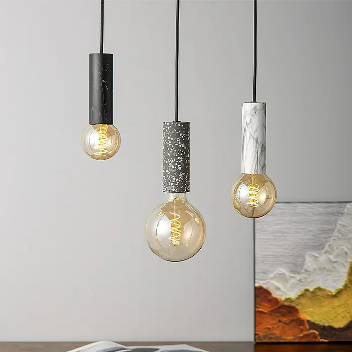 Home Sweet Home LampenfassungE27, Steinoptik, Naturstein, Ø x H: 5,2 x 14 cm - Drei moderne Pendelleuchten mit dekorativen Marmor-, Terrazzo- und schwarzen Zylinderfassungen und Edison-Glühbirnen.