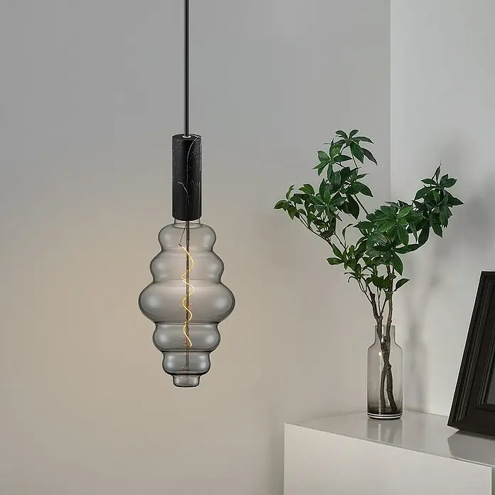Home Sweet Home Lampenfassung - E27, Schwarz marmoriert, Metall, Ø x H: 5 x 14 cm - Elegante Pendelleuchte mit einer markanten, grau getönten Glasbirne und einem marmorierten Element, das jedem Raum einen Hauch von modernem Design verleiht.