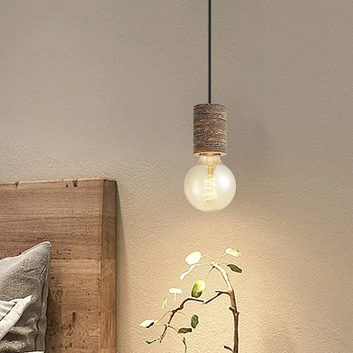 Home Sweet Home Lampenfassung - E27, Braun, Papier, Rund - Diese Nahaufnahme zeigt eine attraktive, hängende Lampe mit einer runden Glühbirne und einem Lampenschirm aus strukturiertem Karton.