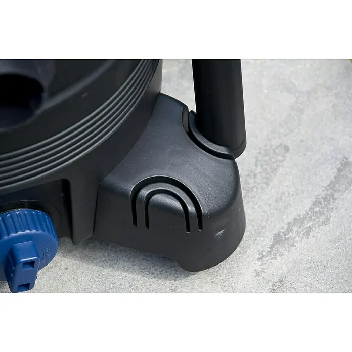 Ubbink Teichschlammsauger VacuProCleaner Maxi1.250 W - 1.400 W, Tankvolumen: 35 l - Detailansicht einer schwarzen Teichfilterpumpe mit blauem Anschlussstück auf grauem Untergrund.