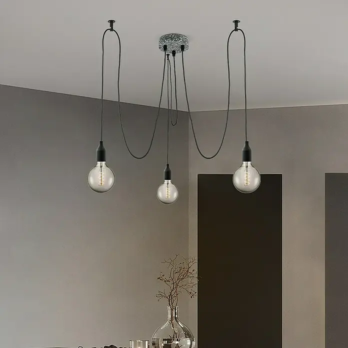Home Sweet Home Lampenbaldachin - 3-fach, Grau/Schwarz, Beton, 12 cm - Nahaufnahme einer Mehrfach-Pendelleuchte mit Edison-Glühbirnen, die ein modernes und industrielles Design mit dekorativer Beleuchtung verbindet.
