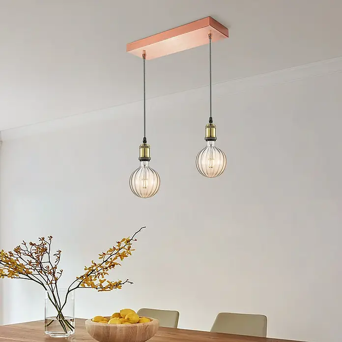 Home Sweet Home LED-Lampe Filament Classic Vintage Globe-Form gestreift - E27, Dimmbar, Warmweiß, 400 lm, 4 W - Eine Pendelleuchte mit zwei dekorativen Glühbirnen und einer rechteckigen Kupferhalterung, die eine warme Atmosphäre schafft.
