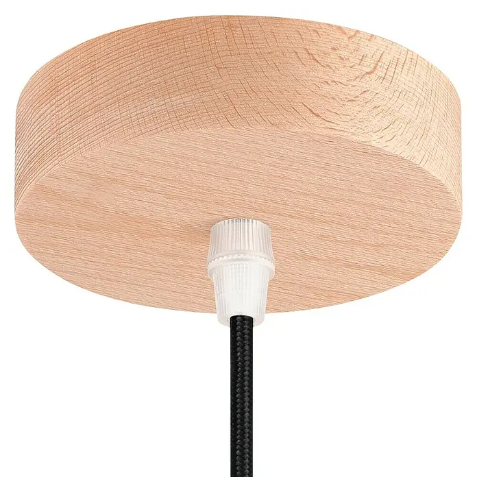 Home Sweet Home Lampenbaldachin - 1-fach, Holz Hellbraun, Holz, 11 cm - Nahaufnahme einer runden Deckenleuchte aus Holz mit schwarzem Kabel und weißer Fassung vor einem schwarzen Hintergrund.
