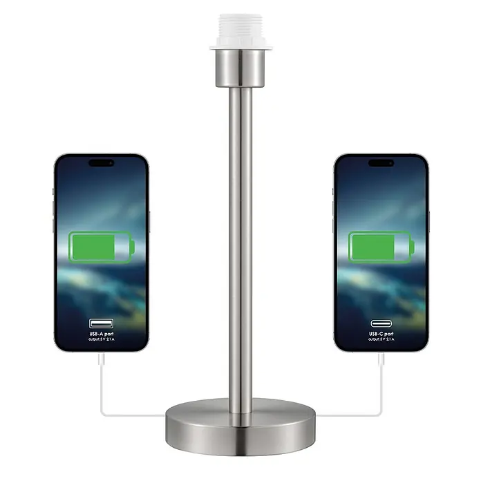 Home Sweet Home Lampenfuß Charge 39 - 10 W, Höhe: 39 cm, Silber, Edelstahl, E27 - Das Bild zeigt eine moderne Tischlampe mit USB-A- und USB-C-Anschlüssen, an die zwei Smartphones zum Aufladen angeschlossen sind.