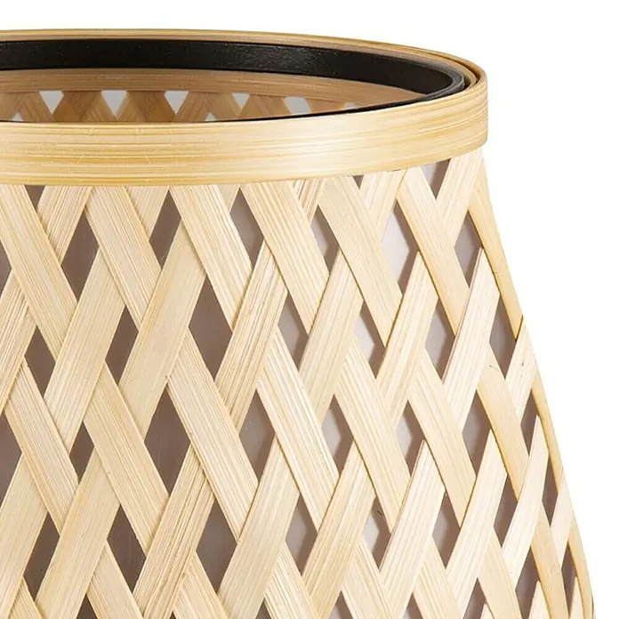 Home Sweet Home Lampenschirm BambooL x B x H: 20 x 15 x 13 cm, Bambus, E27 - Nahaufnahme eines dekorativen Lampenschirms aus hellem Holzgeflecht mit schwarzem Rand, der ein warmes Licht verspricht.