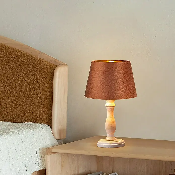Home Sweet Home Lampenschirm Velvet - Braun-Gold, E27, 20 x 15 x 13 cm - Eine charmante Nachttischlampe mit einem eleganten Holzfuß und einem warmen, braunen Lampenschirm, die eine gemütliche Atmosphäre schafft.