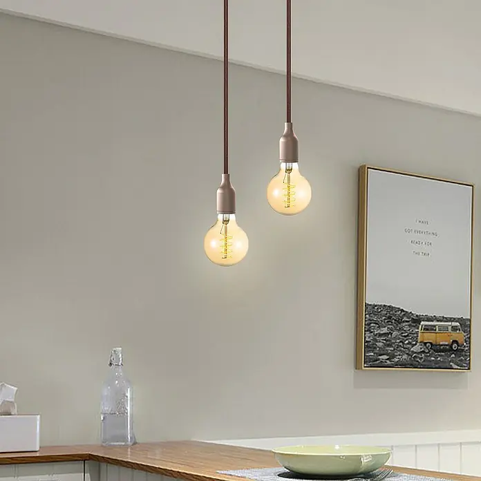 Home Sweet Home LED-Lampe Filament Classic Vintage Globe-Form - E27, Dimmbar, Warmweiß, 280 lm, 4 W - Zwei Pendelleuchten mit warmen Glühbirnen hängen über einer Küchentheke, die eine gemütliche Atmosphäre schaffen.