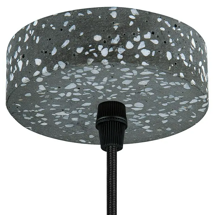 Home Sweet Home Lampenbaldachin - 1-fach, Grau/Schwarz, Beton, 11 cm - Nahaufnahme einer Betondeckenleuchte mit Terrazzo-Muster und schwarzem Kabel vor schwarzem Hintergrund.