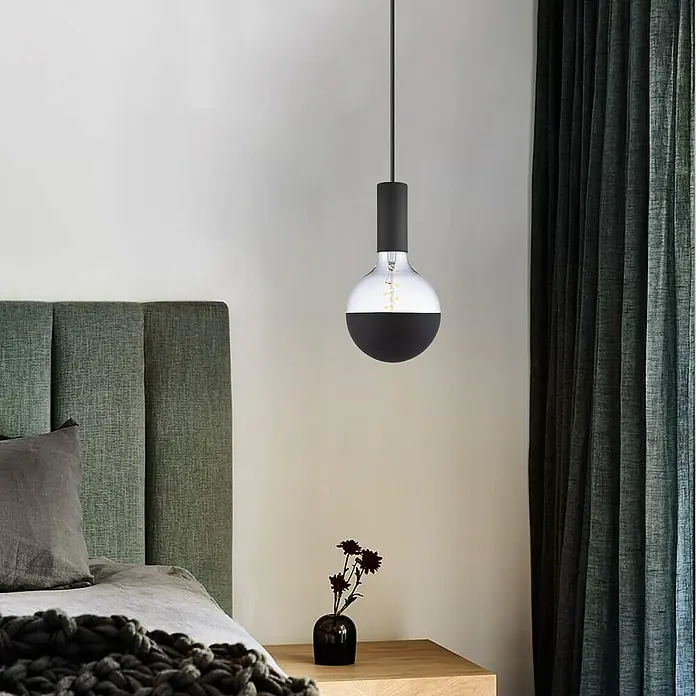 Home Sweet Home LED-Lampe Filament Classic Vintage Globe-Form - E27, Dimmbar, Neutralweiß, 280 lm, 4 W - Nahaufnahme einer modernen Pendelleuchte mit einem schwarz-klaren Glaskolben in einem stilvollen Schlafzimmer.