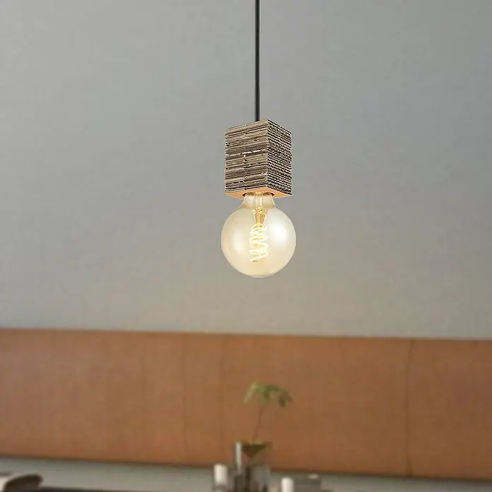 Home Sweet Home Lampenfassung - E27, Braun, Papier, Quadratisch - Pendelleuchte mit einer Glühbirne, die von einem einzigartigen Lampenschirm aus Pappe umgeben ist. Das Design ist modern und umweltfreundlich.
