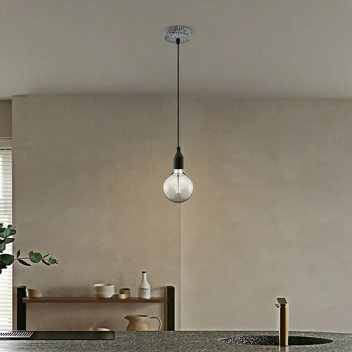 Home Sweet Home Lampenbaldachin - 1-fach, Grau/Schwarz, Beton, 11 cm - Diese Aufnahme zeigt eine moderne Pendelleuchte mit einer runden Glühbirne in einem stilvollen Interieur.