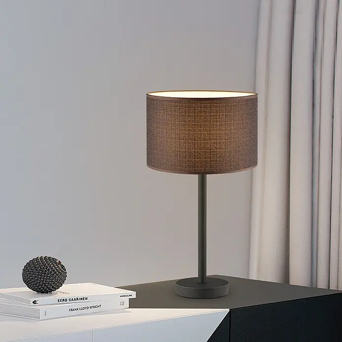 Home Sweet Home Lampenfuß Stick 39 - 10 W, Höhe: 39 cm, Schwarz, Edelstahl, E27 - Elegante Tischleuchte mit einem braunen Lampenschirm, die ein warmes Licht ausstrahlt, perfekt für Nachttische oder Schreibtische.