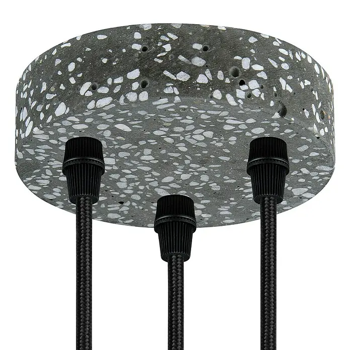 Home Sweet Home Lampenbaldachin - 3-fach, Grau/Schwarz, Beton, 12 cm - Nahaufnahme einer Deckenleuchte mit Terrazzo-Abdeckung und drei schwarzen Kabeln. Das moderne Design betont die Textur und Form der Leuchte.