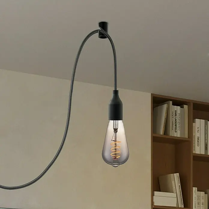 Home Sweet Home Deckenhaken - Schwarz, Kunststoff, Ø x H: 2 x 3 cm - Nahaufnahme einer Hängelampe mit einer Edison-Glühbirne, die ein warmes Licht ausstrahlt und eine gemütliche Atmosphäre erzeugt.