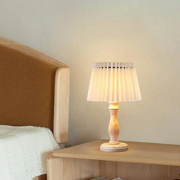 Home Sweet Home Lampenschirm Lamini - Weiß, E27, 20 x 15 x 13 cm - Elegante Nachttischlampe mit plissiertem Lampenschirm und Holzfuß, die warmes Licht spendet und eine gemütliche Atmosphäre schafft.