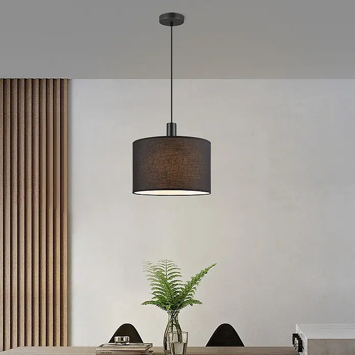 Home Sweet Home Lampenpendel Fabric - Schwarz, 223 cm, E27 - Eine moderne, schwarze Hängelampe mit Stoffschirm, die ein warmes Licht in einem stilvollen Essbereich verbreitet.