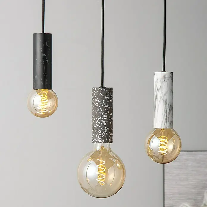 Home Sweet Home LampenfassungE27, Steinoptik, Naturstein, Ø x H: 5,2 x 14 cm - Drei moderne Pendelleuchten mit zylindrischen Marmor- und Terrazzo-Schirmen und warmen Edison-Glühbirnen.
