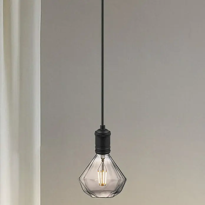 Home Sweet Home Lampenfassung - E27, Schwarz, Metall, Ø x H: 4,5 x 7,5 cm - Nahaufnahme einer dekorativen Edison-Glühbirne mit Diamantform, die an einer schwarzen Fassung von der Decke hängt.