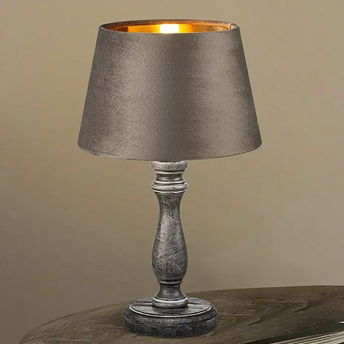 Home Sweet Home Lampenschirm Velvet - Grau-Gold, E27, 20 x 15 x 13 cm - Elegante Tischleuchte mit grauem Schirm und antikem Holzfuß, die warmes Licht für eine gemütliche Atmosphäre spendet.