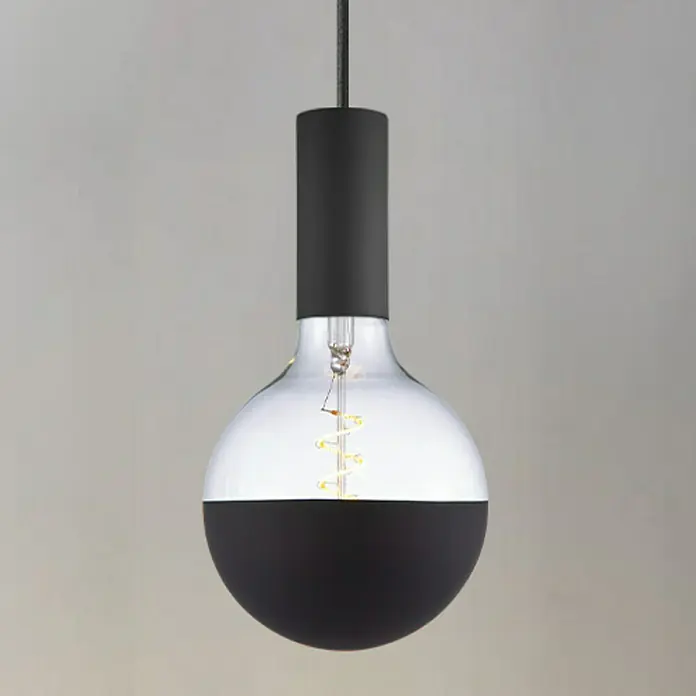 Home Sweet Home LED-Lampe Filament Classic Vintage Globe-Form - E27, Dimmbar, Neutralweiß, 280 lm, 4 W - Diese trendige Glühbirne ist halb schwarz und halb transparent. Sie hängt an einem schwarzen Kabel und hat eine zylindrische Fassung.