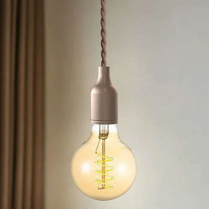 Home Sweet Home LED-Lampe Filament Classic Vintage Globe-Form - E27, Dimmbar, Warmweiß, 280 lm, 4 W - Glühbirne im Retro-Stil mit spiralförmigem Glühfaden und braunem Kabel, die ein warmes, einladendes Licht erzeugt.