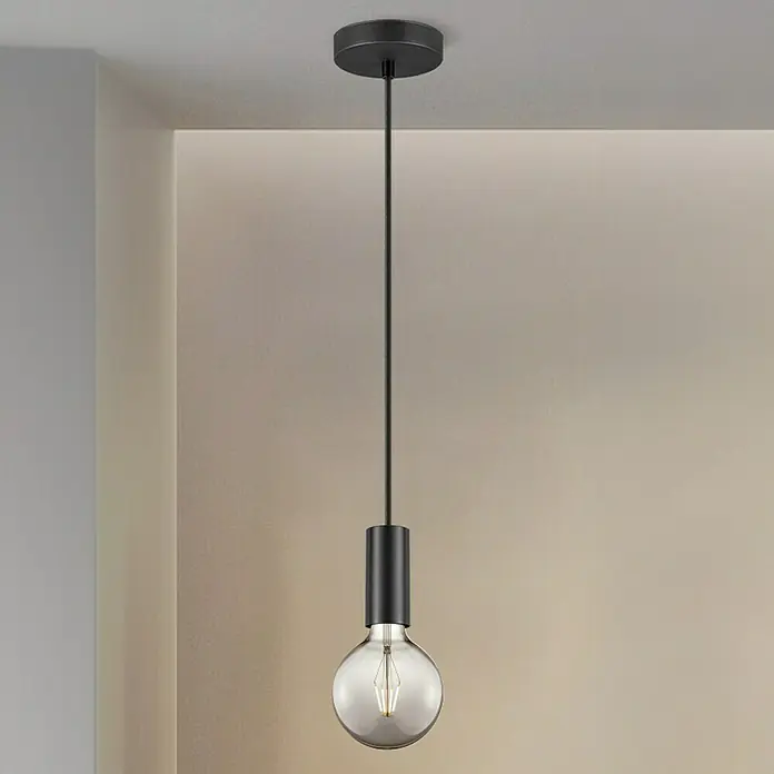 Home Sweet Home Lampenpendel Fabric - Schwarz, 223 cm, E27 - Nahaufnahme einer modernen, schwarzen Hängelampe mit Glühbirne vor einem neutralen Hintergrund.