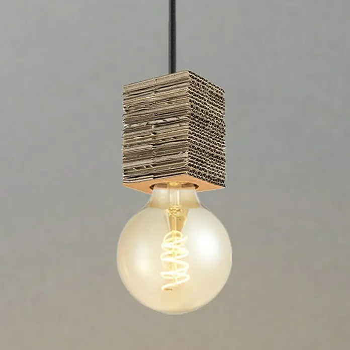 Home Sweet Home Lampenfassung - E27, Braun, Papier, Quadratisch - Nahaufnahme einer dekorativen Pendelleuchte mit einer Glühbirne unter einem Lampenschirm aus Pappe, die eine warme und organische Ästhetik bietet.