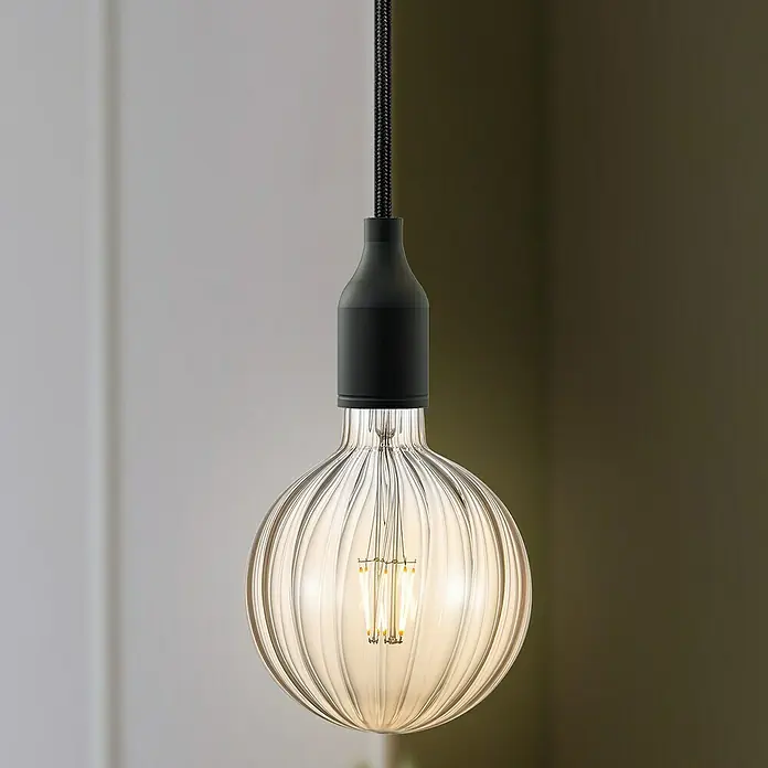 Home Sweet Home LED-Lampe Filament Classic Vintage Globe-Form gestreift - E27, Dimmbar, Warmweiß, 400 lm, 4 W - Eine elegante Pendelleuchte mit einer dekorativen Glühbirne mit Filamenten, die ein warmes, einladendes Licht spendet.
