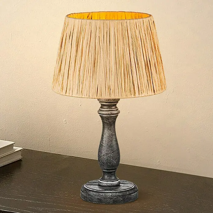 Home Sweet Home Lampenschirm SeegrasL x B x H: 20 x 15 x 13 cm, Seegras, E27 - Nahaufnahme einer eleganten Tischlampe mit grauem Sockel und beigefarbenem Lampenschirm, die ein warmes, einladendes Licht ausstrahlt.