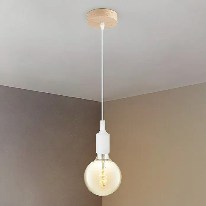 Home Sweet Home Lampenbaldachin - 1-fach, Holz Hellbraun, Holz, 11 cm - Eine moderne Pendelleuchte mit einer runden Glühbirne, einem weißen Kabel und einem Holzbaldachin, die von einer Decke hängt.