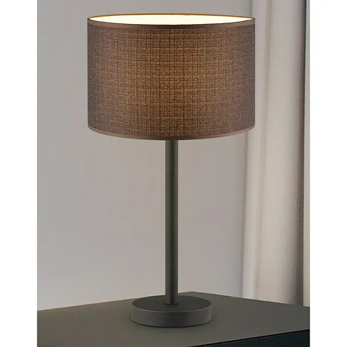 Home Sweet Home Lampenfuß Stick 39 - 10 W, Höhe: 39 cm, Schwarz, Edelstahl, E27 - Nahaufnahme einer eleganten Tischlampe mit braunem Stoffschirm, die warmes Licht ausstrahlt. Perfekt für Nachttische oder Beistelltische.
