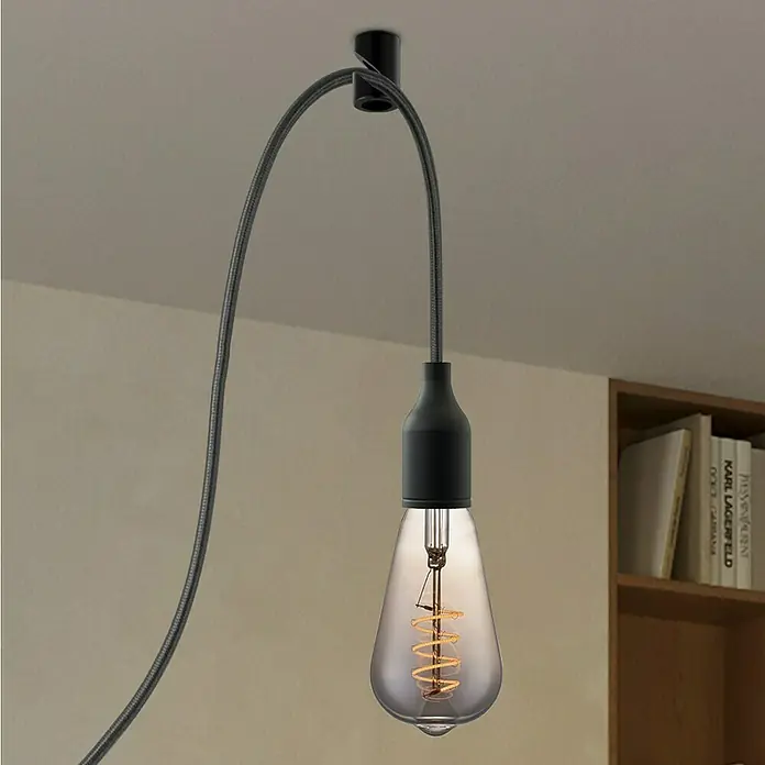 Home Sweet Home Deckenhaken - Schwarz, Kunststoff, Ø x H: 2 x 3 cm - Elegante Pendelleuchte mit einer dekorativen Glühbirne und einem schwarzen Kabelaufhänger, die ein warmes Licht im Raum verbreitet.