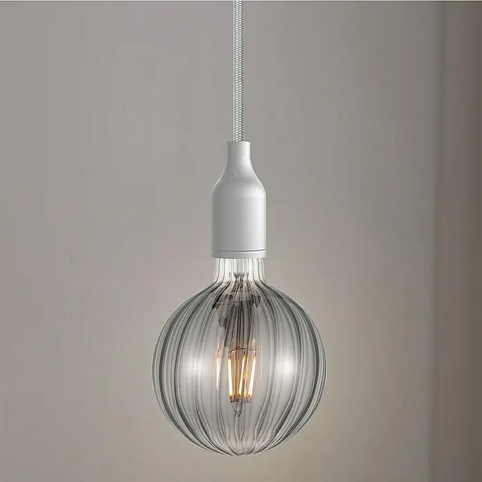 Home Sweet Home LED-Lampe Filament Classic Vintage Globe-Form gestreift - E27, Dimmbar, Warmweiß, 140 lm, 4 W - Hängeleuchte mit geripptem Glasdesign. Die Lampe hat ein edles Aussehen, das perfekt für moderne Innenräume geeignet ist.