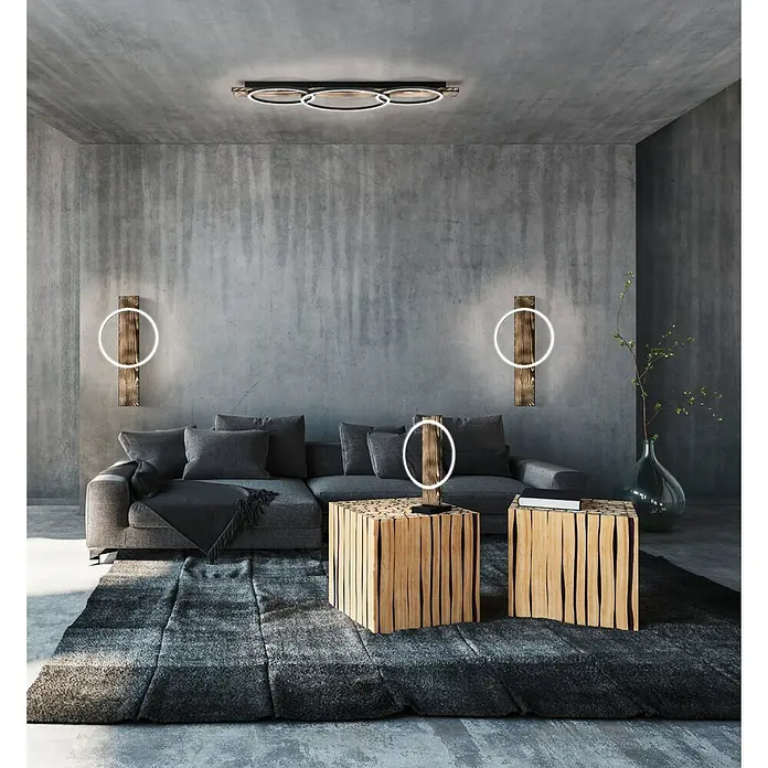 Eglo Boyal Plafón LED - 37,5 W, 101 x 40 x 9,5 cm, Madera/Claro, Blanco cálido, Número de bombillas: 3 ud. - Salón con sofá gris, mesas de madera, lámparas redondas y alfombra. Diseño elegante con pared de hormigón y lámpara de techo.