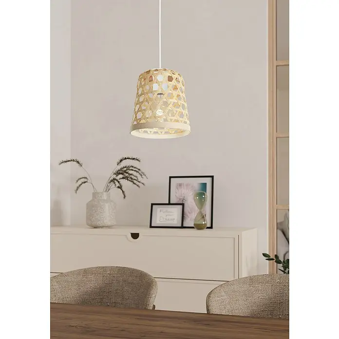Eglo Capoliverie Lámpara colgante - 40 W, L x An x Al: 12 x 12 x 110 cm, Blanco, E27 - Primer plano de una lámpara colgante con pantalla de mimbre de madera clara en un comedor moderno.