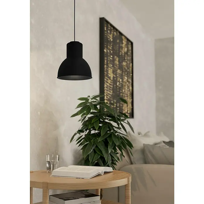 Eglo Capoliverie Portalámparas colgante - 110 cm, Negro, 40 W, E27 - Un primer plano de una lámpara colgante negra sobre una mesa de madera con un libro y un vaso de agua en un interior acogedor.