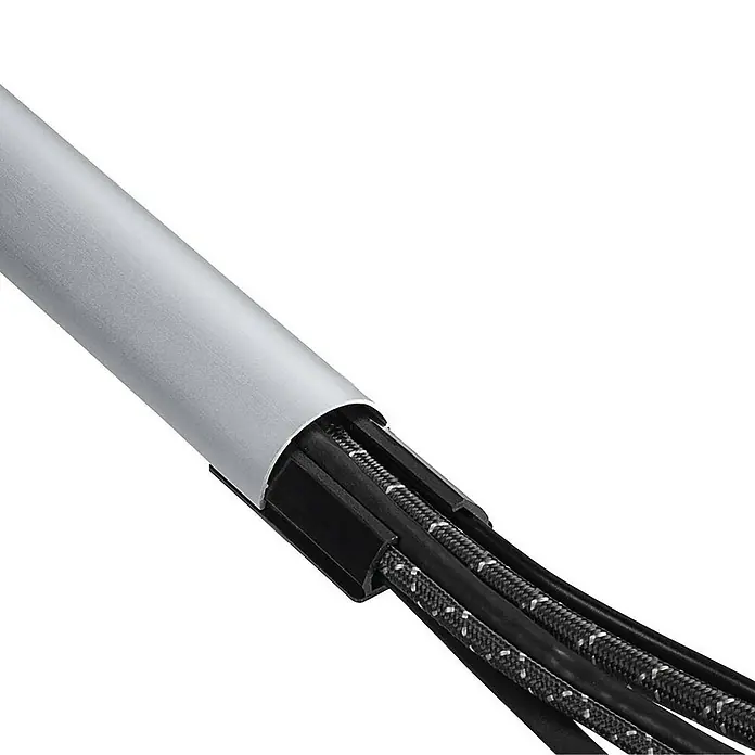 Hama Kabelkanal - 1,1 m x 33 mm x 18 mm, Aluminium - Ein Kabelkanal aus Aluminium mit schwarzen Kabeln für ein sauberes und ordentliches Kabelmanagement im Haus oder Büro.
