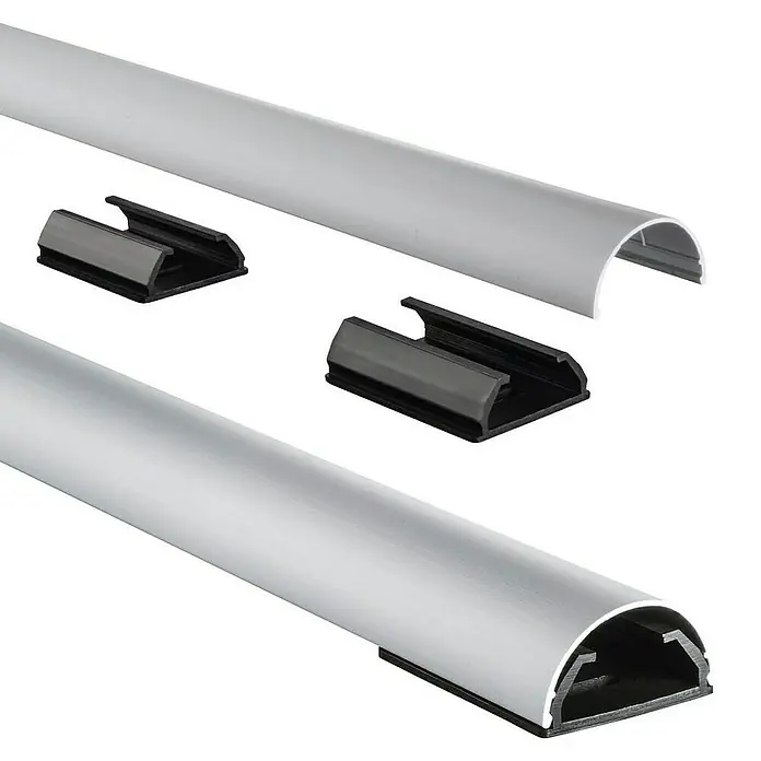 Hama Kabelkanal - 1,1 m x 33 mm x 18 mm, Aluminium - Silberne Aluminium-Kabelkanäle mit schwarzen Montageclips, einer montiert.